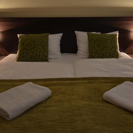 Hotel Niemcza Wino & Spa Buitenkant foto