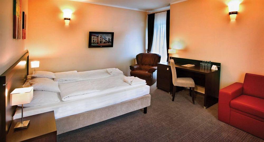 Hotel Niemcza Wino & Spa Buitenkant foto